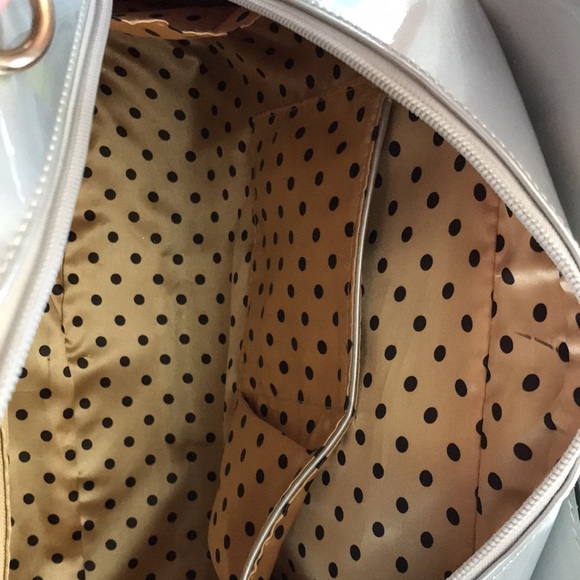 Julia & MICHAEL Stylish Patent Leather Handbag with detachable Shoulder Strap. - Picture 8 of 16